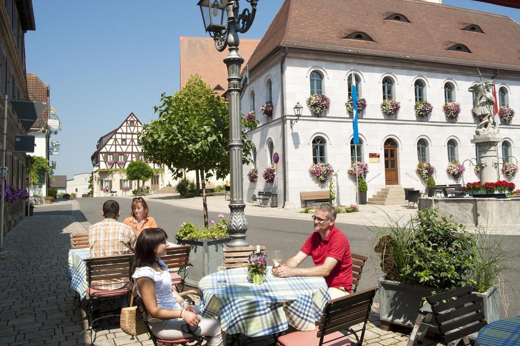 Hotel Schwarzes Ross Шварцах на Майн Екстериор снимка