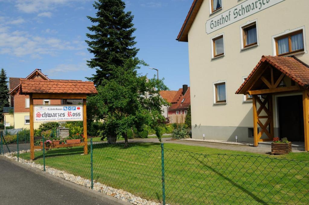 Hotel Schwarzes Ross Шварцах на Майн Екстериор снимка